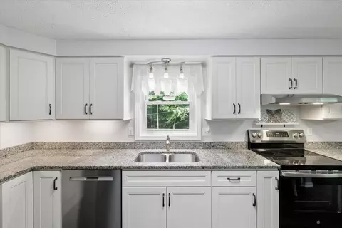 Kitchen - 17 Almeda Ln, Hooksett, NH 03106 photo 2 of 3