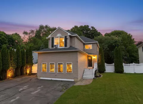 12 Lamprey St, Newmarket, NH 03857