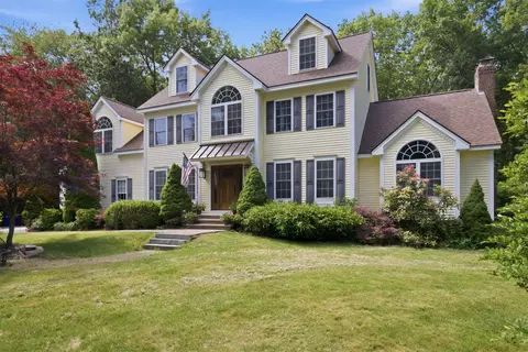 8 Evergreen Dr, Plaistow, NH 03865