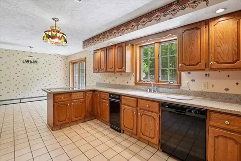Kitchen - 58 Joanne Dr, Hooksett, NH 03106 photo 4 of 5