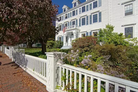 53 Austin St, Portsmouth, NH 03801