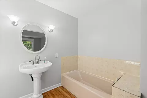 Bath - 61 Sofia Way, Nottingham, NH 03290 photo 2 of 4