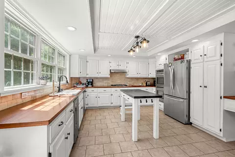 Kitchen - 61 Sofia Way, Nottingham, NH 03290 photo 3 of 4