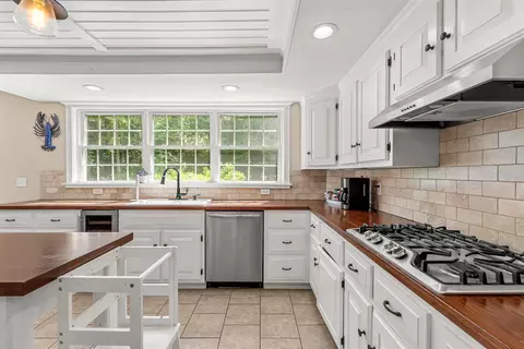 Kitchen - 61 Sofia Way, Nottingham, NH 03290 photo 1 of 4