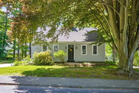 13 Nesmith St, Derry, NH 03038