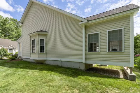Exterior - 34 Mammoth Rd #25, Hooksett, NH 03106 photo 4 of 4