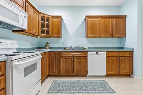 Kitchen - 34 Mammoth Rd #25, Hooksett, NH 03106 photo 2 of 3