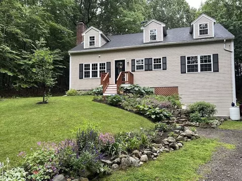 58 Heath St, Newton, NH 03858