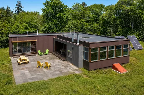 691 Black Bear Rd, Jamaica, VT 05343