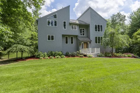 6 Summer Dr, Londonderry, NH 03053