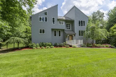 6 Summer Dr, Londonderry, NH 03053