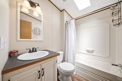 Bath - 20 Center Ct, Epping, NH 03042 photo 1 of 2