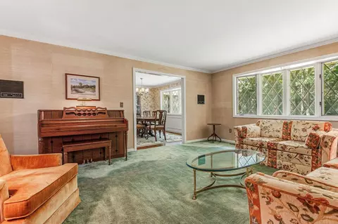 Living - 12 Olde Rd, Hampton, NH 03842 photo 2 of 7