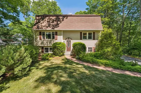 29 Wild Pasture Rd, Kensington, NH 03833
