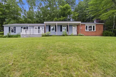 110 State Line Dr, Pownal, VT 05261