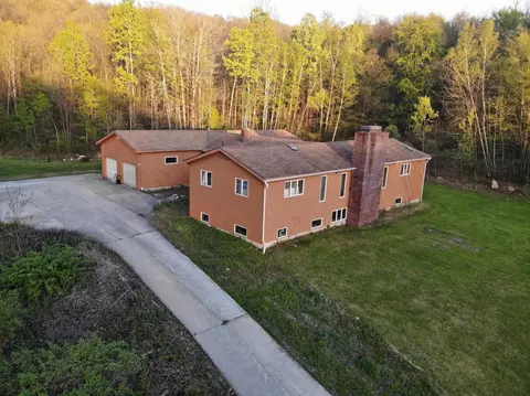 498 Town Line Rd, Bennington, VT 05201