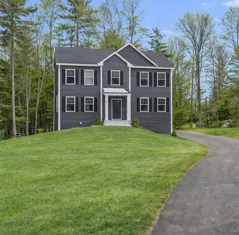 118 Mills Shore Dr, Hampstead, NH 03841