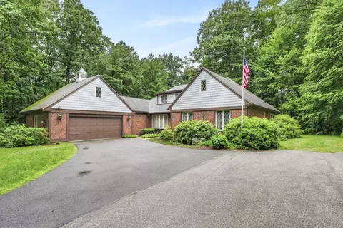 28 Buttonwood Rd, Bedford, NH 03110