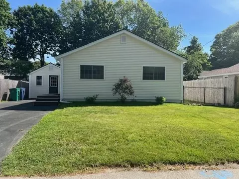 23 Walnut Ave, Hampton, NH 03842
