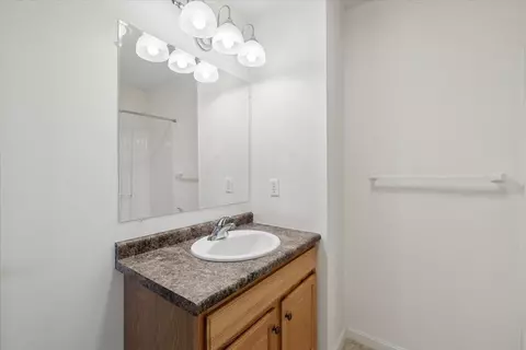 Bath - 48 Brookview Rd, Windham, NH 03087 photo 2 of 4