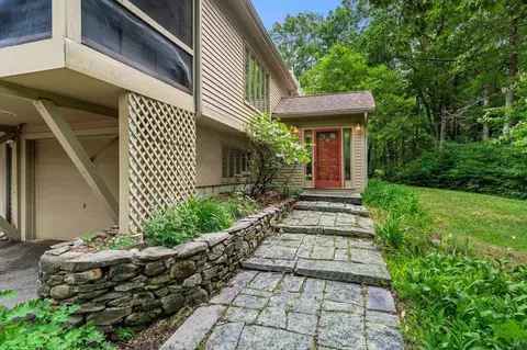 9 Pavillion Rd, Amherst, NH 03031