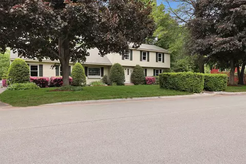 2 Queensway Cir, Nashua, NH 03062