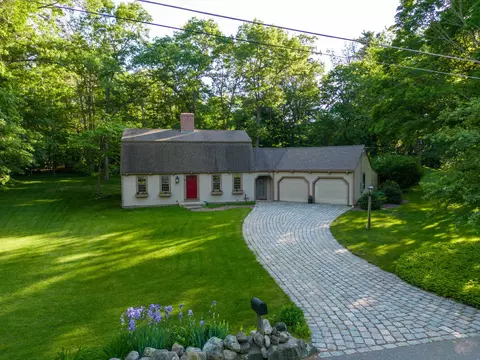 2 Old Forge Rd, Hampstead, NH 03841