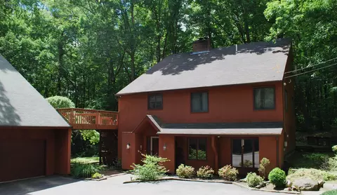 43 Camelot Dr, Bedford, NH 03110