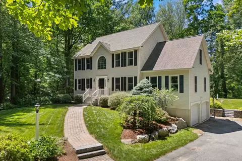 7 Premier Dr, Londonderry, NH 03053