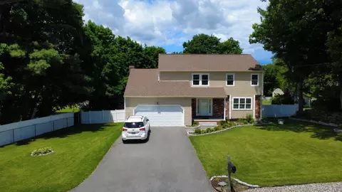 2 Farmington Rd, Nashua, NH 03060