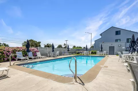 Exterior - 951 Ocean Blvd #1, Hampton, NH 03842 photo 3 of 5