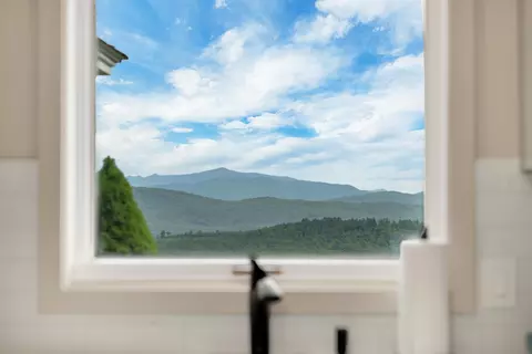 8 Ledgeview Way, Plymouth, NH 03264