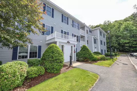 4 Crestview Cir #119, Londonderry, NH 03053