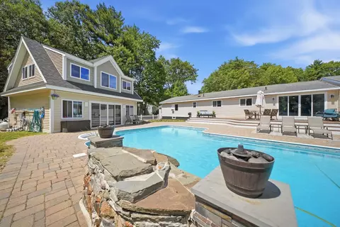4 Whittier Dr # B, Seabrook, NH 03874