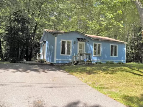25 Woodlawn Ave, Hillsborough, NH 03244