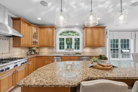 Kitchen - 36 Northland Rd, Windham, NH 03087 photo 4 of 6