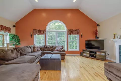 Living - 9 Misty Ln, Hooksett, NH 03106 photo 3 of 4