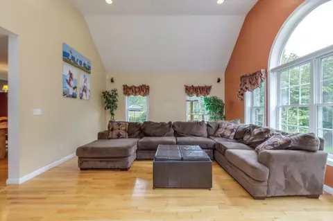 Living - 9 Misty Ln, Hooksett, NH 03106 photo 2 of 4