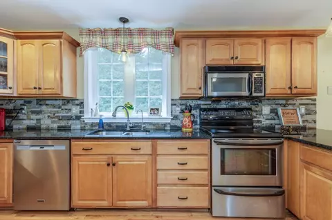 Kitchen - 9 Misty Ln, Hooksett, NH 03106 photo 4 of 6