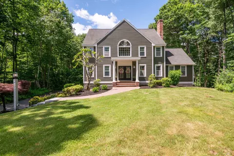 8 Coventry Ln, Derry, NH 03038
