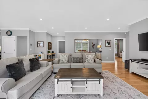 Living - 21 Walnut Hill Dr, Hooksett, NH 03106 photo 2 of 2