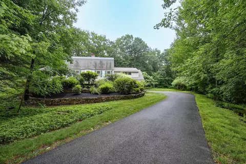 20 Wheaton Dr, Pelham, NH 03076