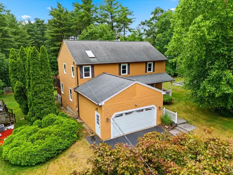 11 Hammar Rd, Nashua, NH 03062
