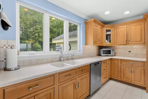 Kitchen - 101 Mansion Rd, Dunbarton, NH 03046 photo 9 of 11