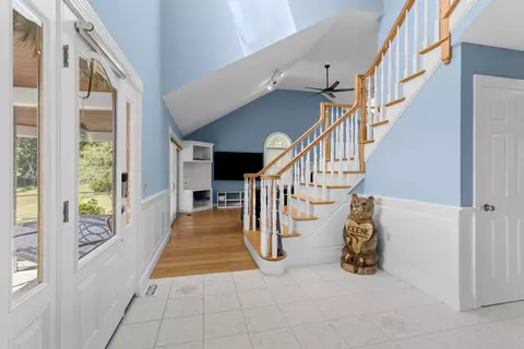 Entry Way - 101 Mansion Rd, Dunbarton, NH 03046 photo 2 of 6