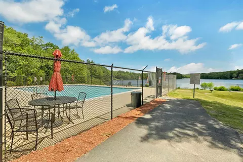 8 New London Dr, Barnstead, NH 03225