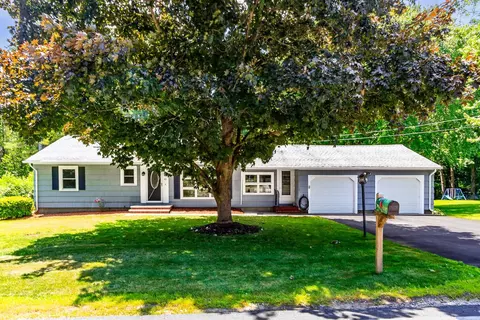 43 Bluff St, Salem, NH 03079