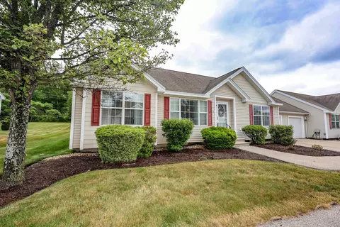 8 Cedar St #8, Hooksett, NH 03106