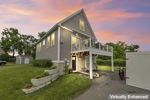 8 Heaphy Ln, Dover, NH 03820