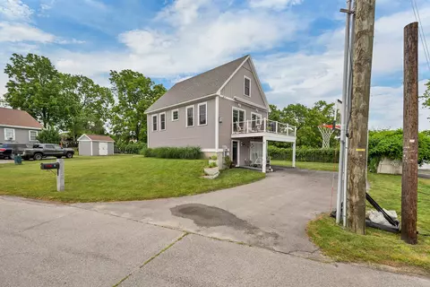8 Heaphy Ln, Dover, NH 03820